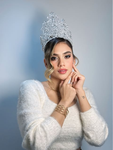 Producción de belleza para evento, con corona