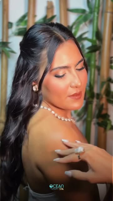 Clienta de Ocean Spa con peinado y maquillaje terminados