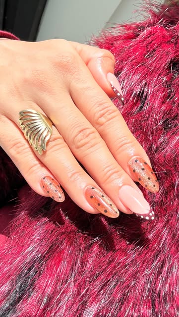 Uñas esculpidas con diseño, trabajo de Ocean Spa